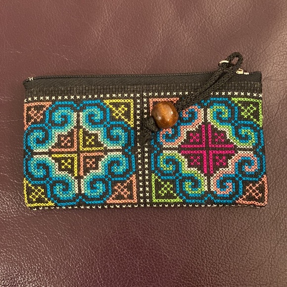 Embroidered small zippered pouch. - Picture 4 of 4